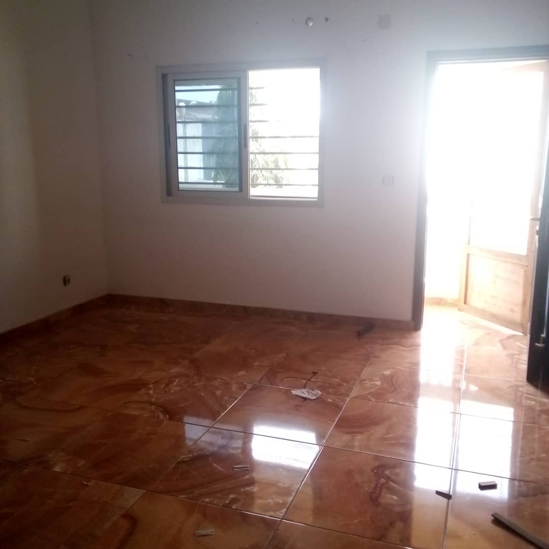 appartement de type 3 pièces Bon standing grand salon a louer