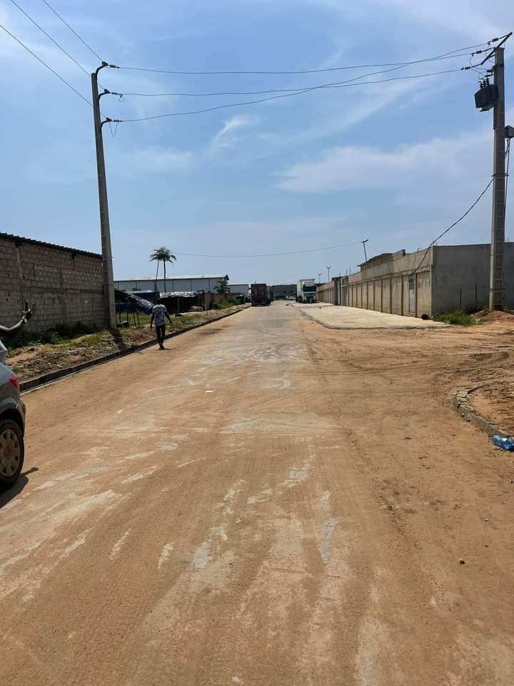 VENTE À GRAND-BASSAM NOUVELLE AUTOROUTE : UN TERRAIN.