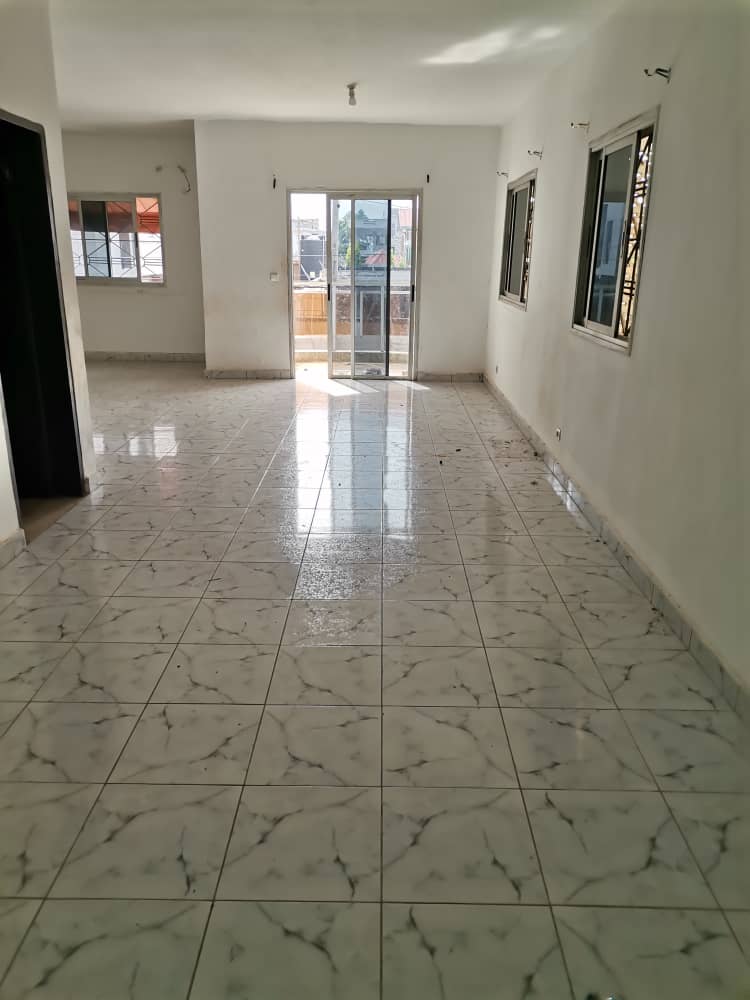VENTE À COCODY RIVIERA FAYA : UN APPARTEMENT 4 PIÈCES AU 1er ÉTAGE. VENTE À COCODY RIVIERA FAYA : UN APPARTEMENT 4 PIÈCES AU 1er ÉTAGE.