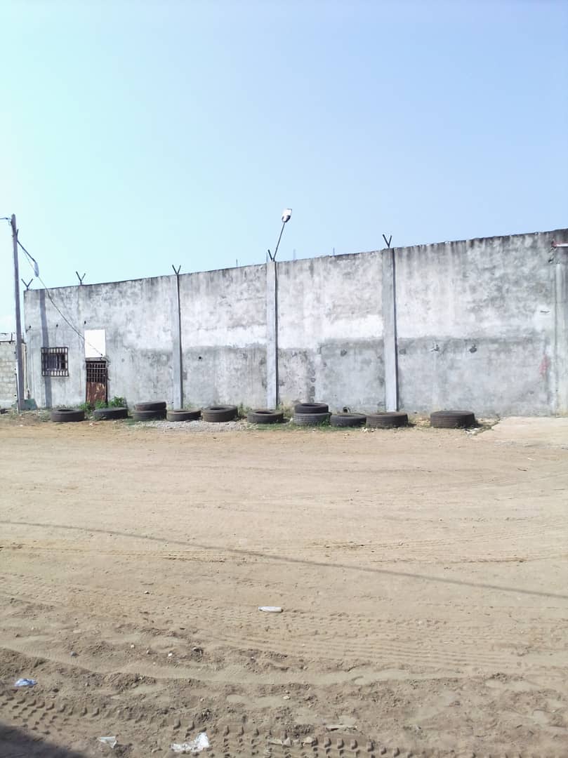 VENTE À GRAND-BASSAM MODESTE : UN ENTREPÔT