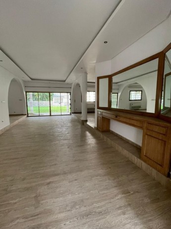 beau duplex 8 pièces avec grand jardin à louer à la riviera 3 ROND POINT MEL