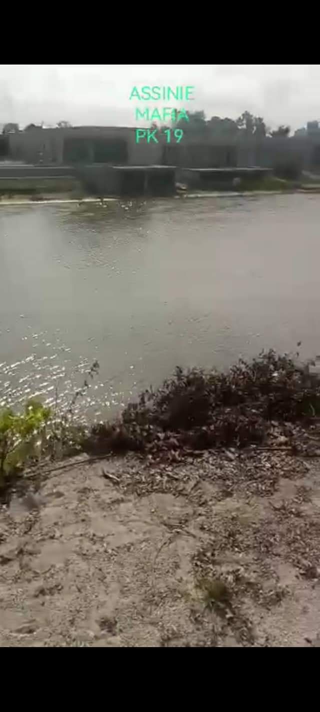 VENTE À ASSINIE MAFIA KM 19 : UN TERRAIN AU BORD DE L'EAU