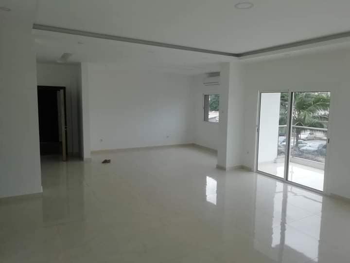 super appartement 4 pièces haut standing à louer à cocody centre