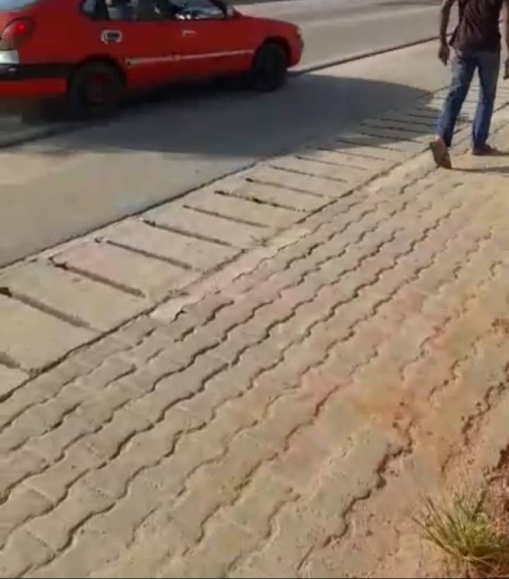 VENTE À COCODY RIVIERA GOLF 4 : UN TERRAIN EN BORDURE DE VOIE PRINCIPALE