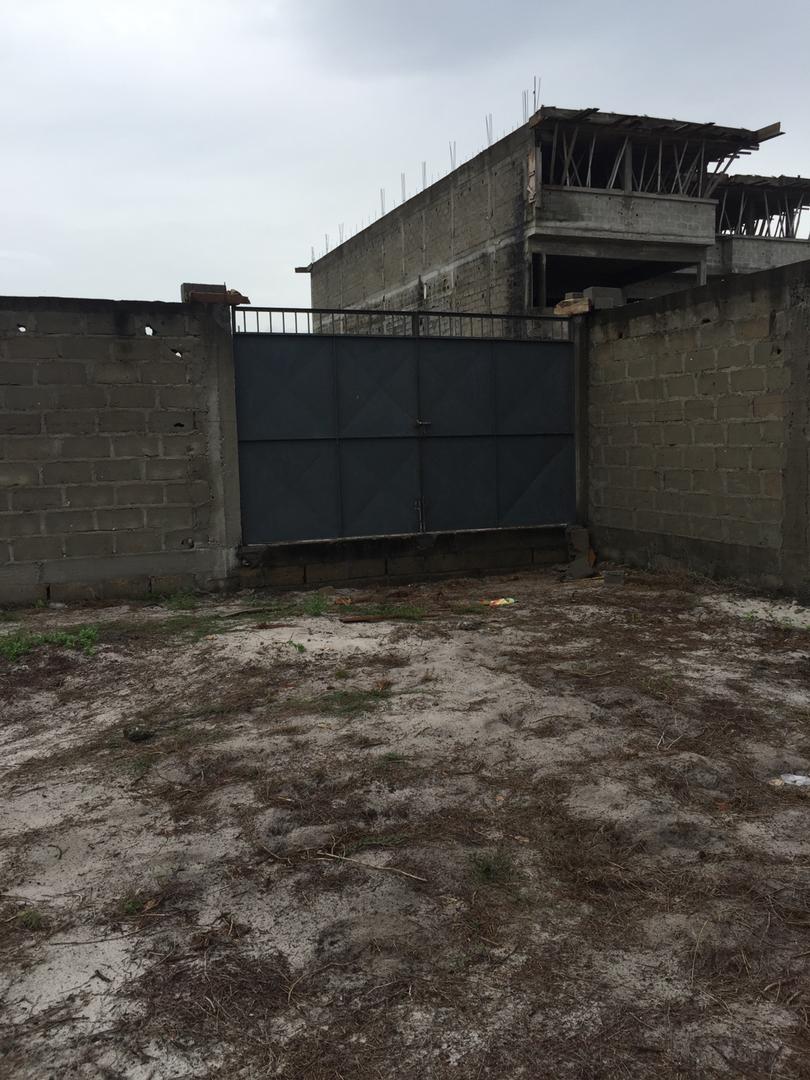 VENTE À GRAND-BASSAM MOCKEYVILLE : UN TERRAIN CLÔTURÉ.