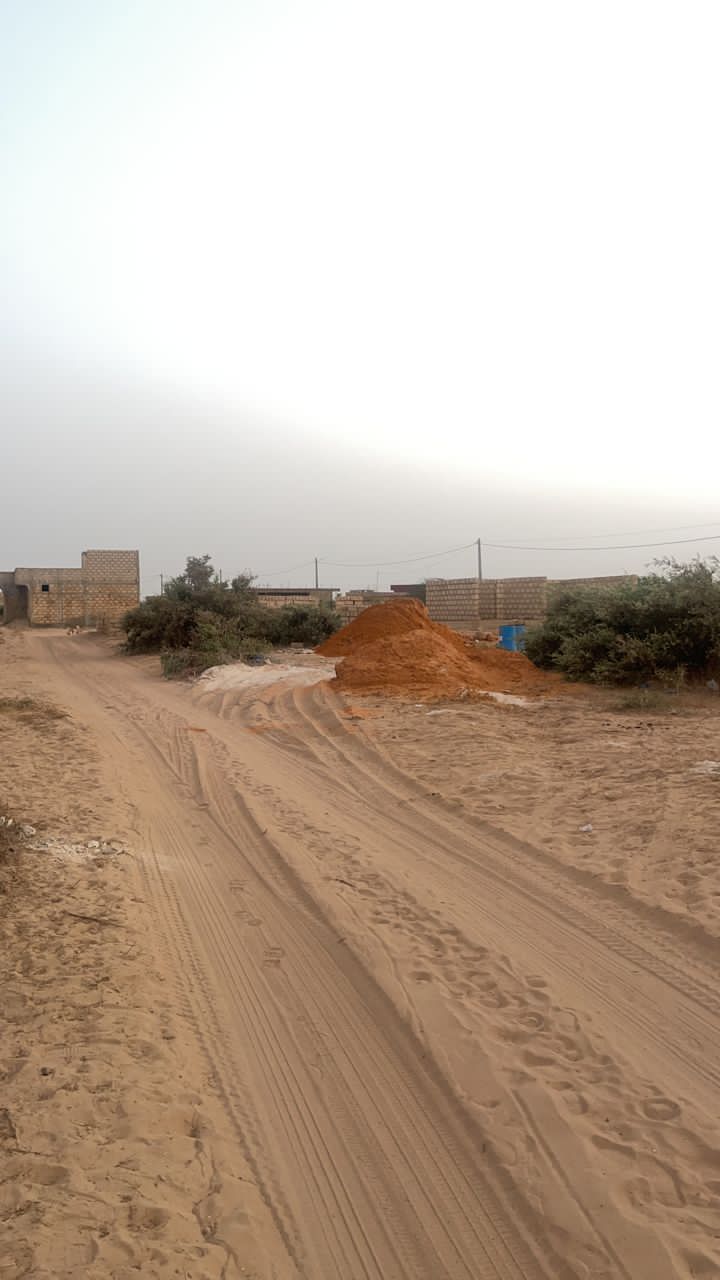 terrain de 300 metres carres a malicounda