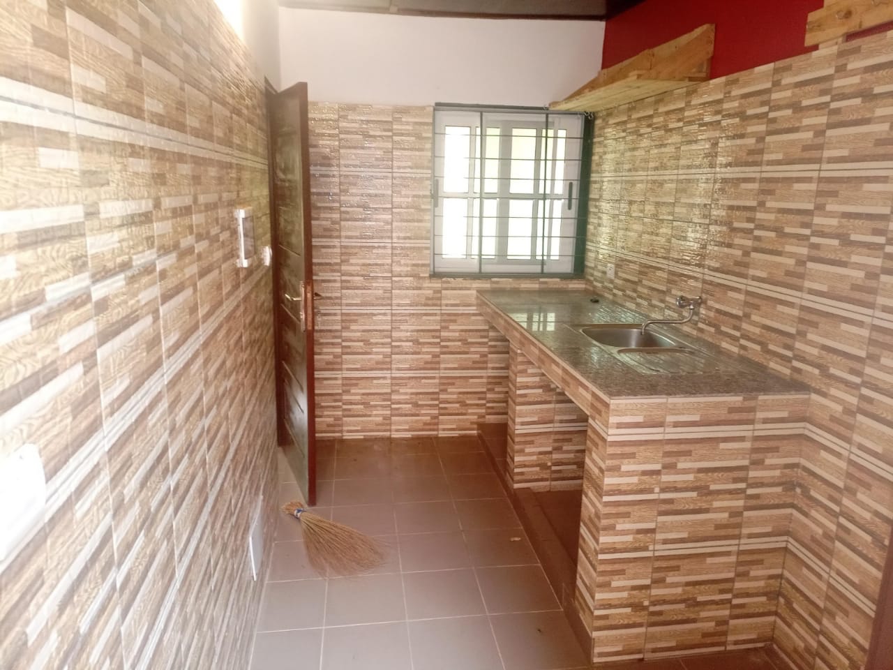 A VENDRE Villa Cour Unique de Chambre salon wcdicuisine :91150305