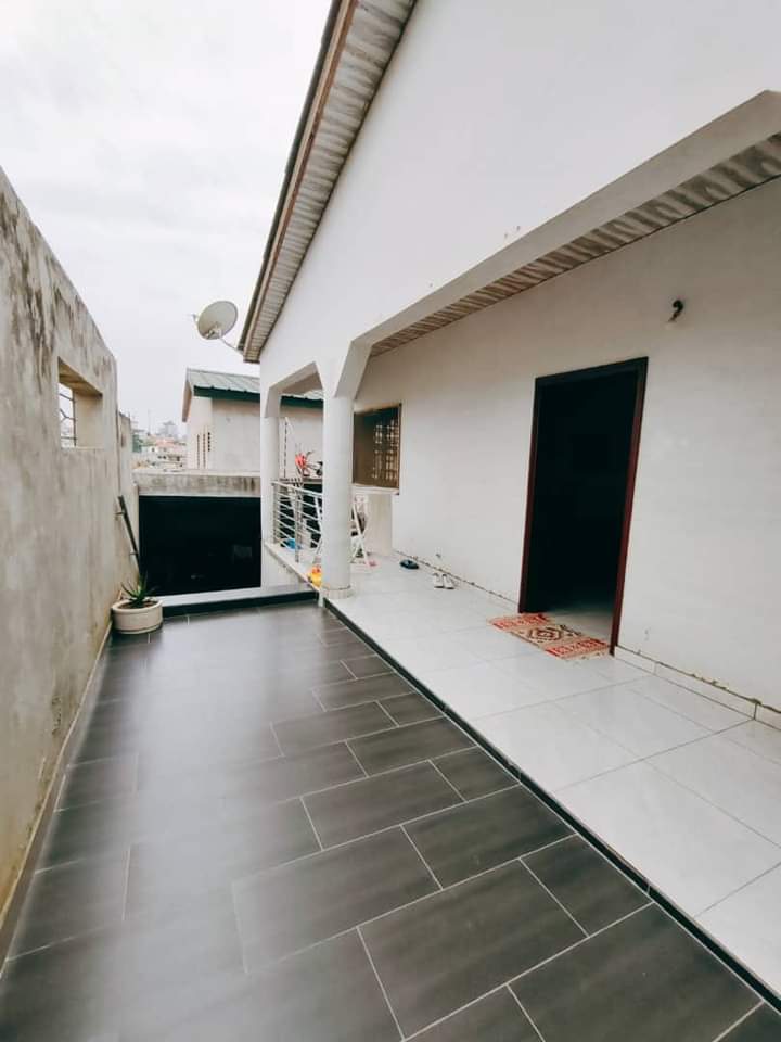 VENTE À COCODY RIVIERA FÉHÉ-KÉSSÉ : UNE VILLA BASSE 5 PIÈCES