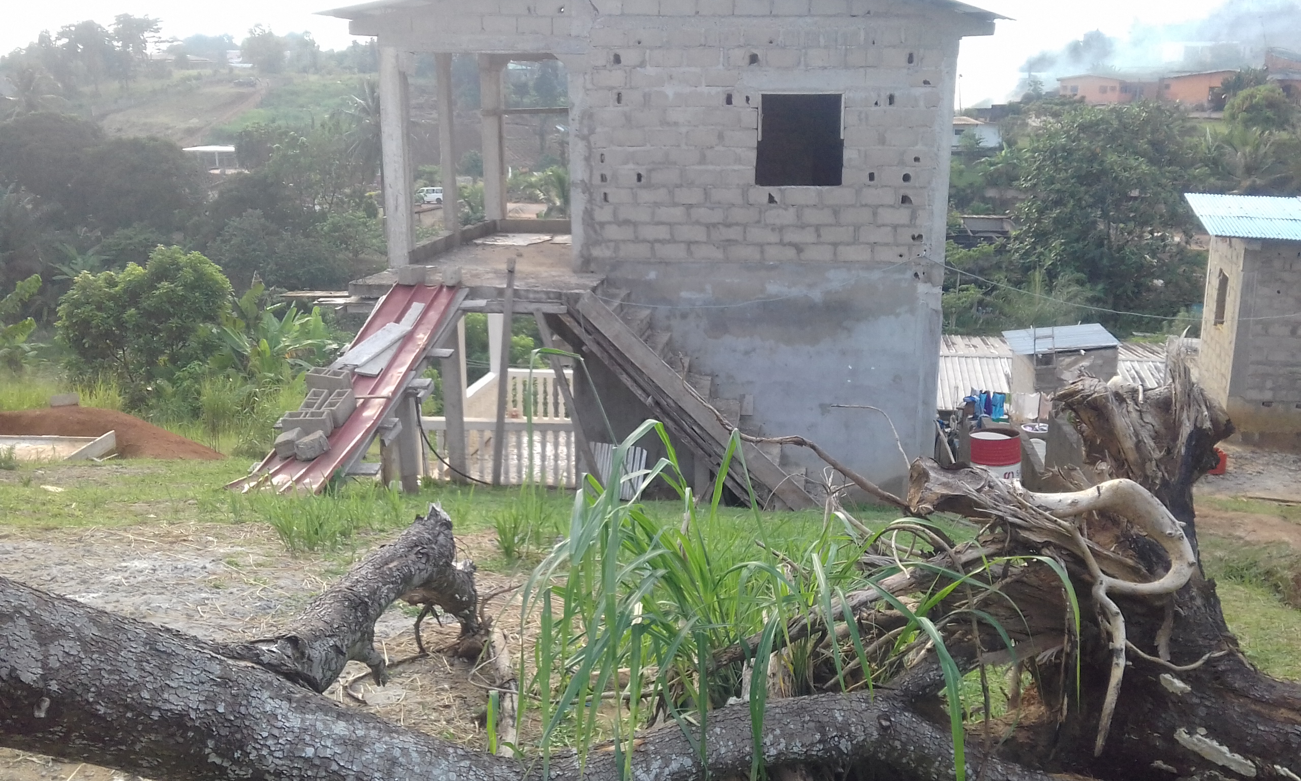 A vendre à Bikélé PK13 bâtisse R+1 en travaux