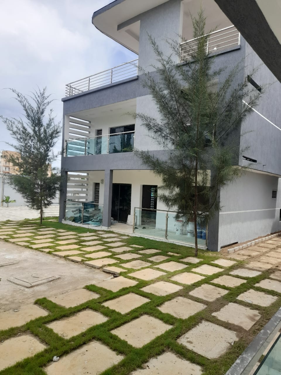 LOCATION GRAND-BASSAM : UNE MINI CITÉ DE 15 PIÈCES