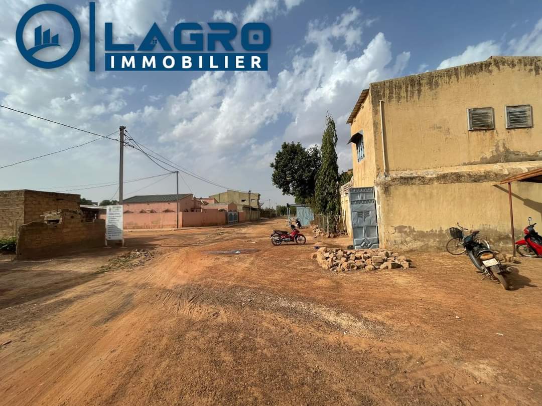 Une parcelle de 432m2 double face en vente à Saaba non loin du marché