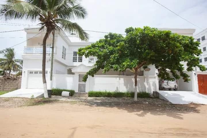 Villa meublée avec piscine à Baguida côté plage