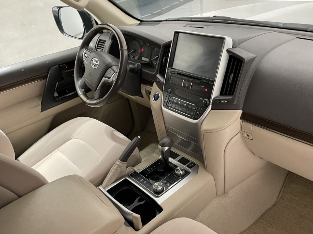 Toyota Land Cruiser GXR - 4.0L - V6 - GCC SPECS