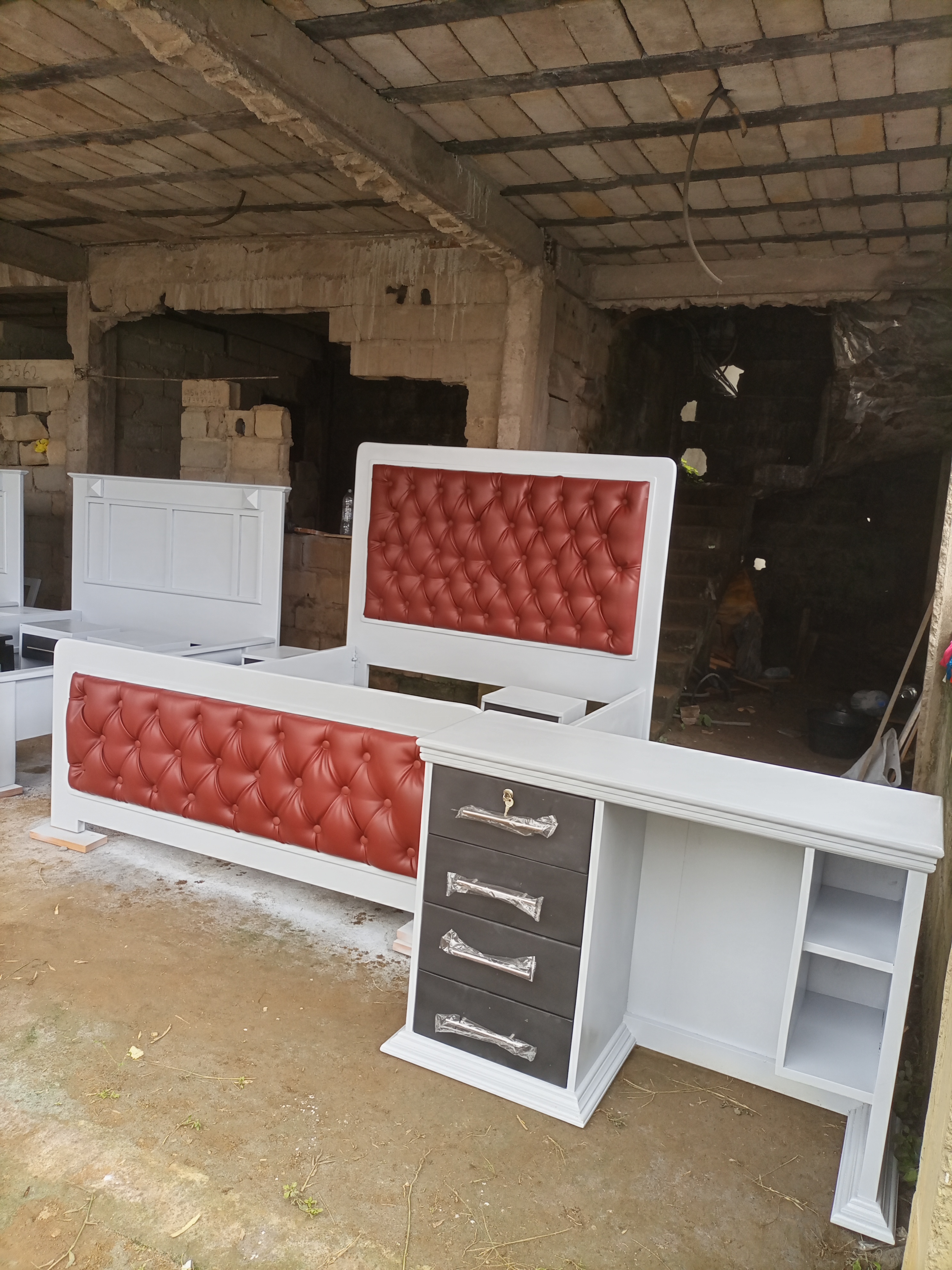 lit capitonnée complet de trois places laqué et deux places laqué