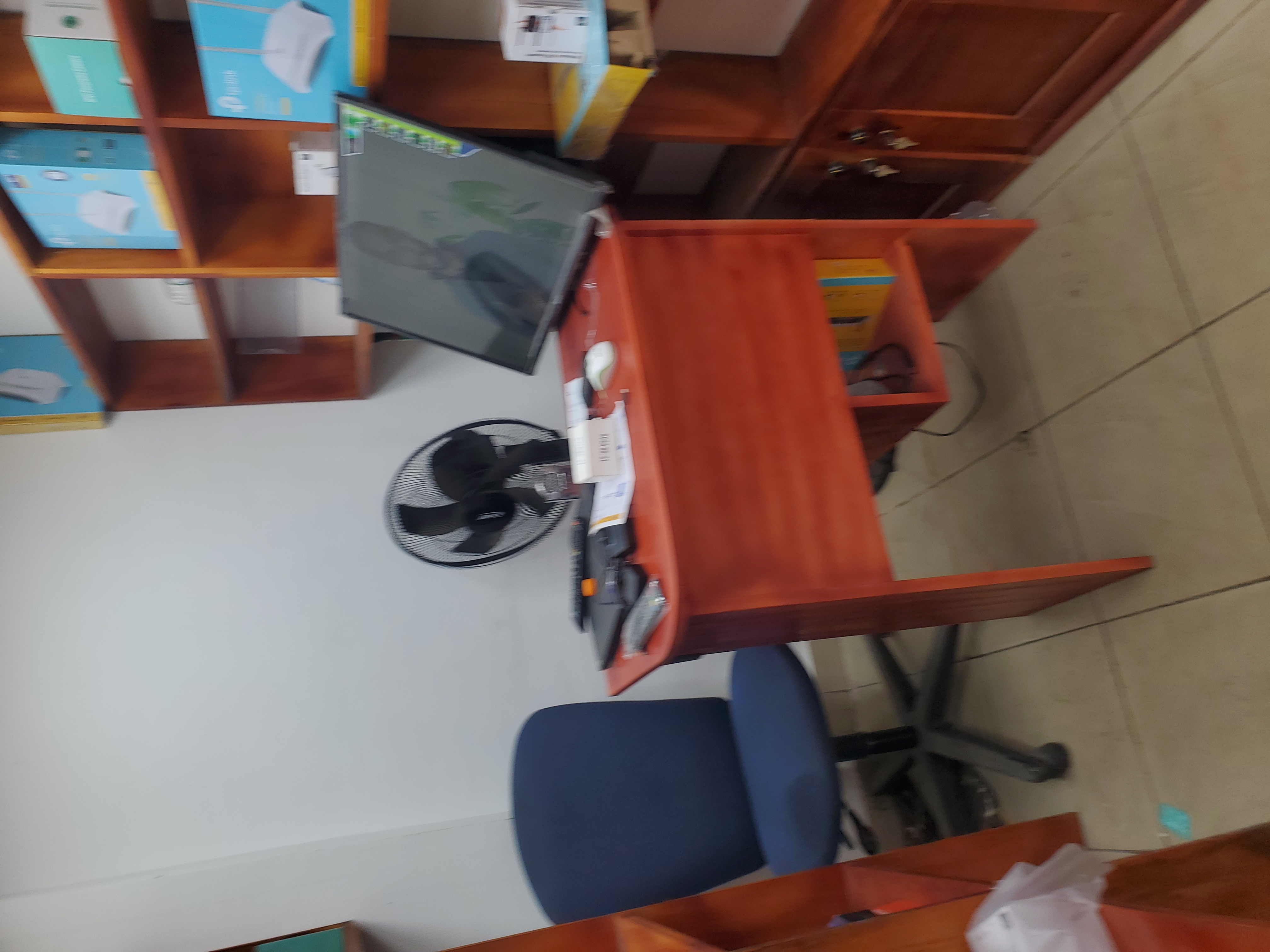 JOLIE PETIT LOCAL COMMERCIAL BIEN SITUÉ A AKWA AXE PRINCIPALE BIEN MOUVEMENTÉ