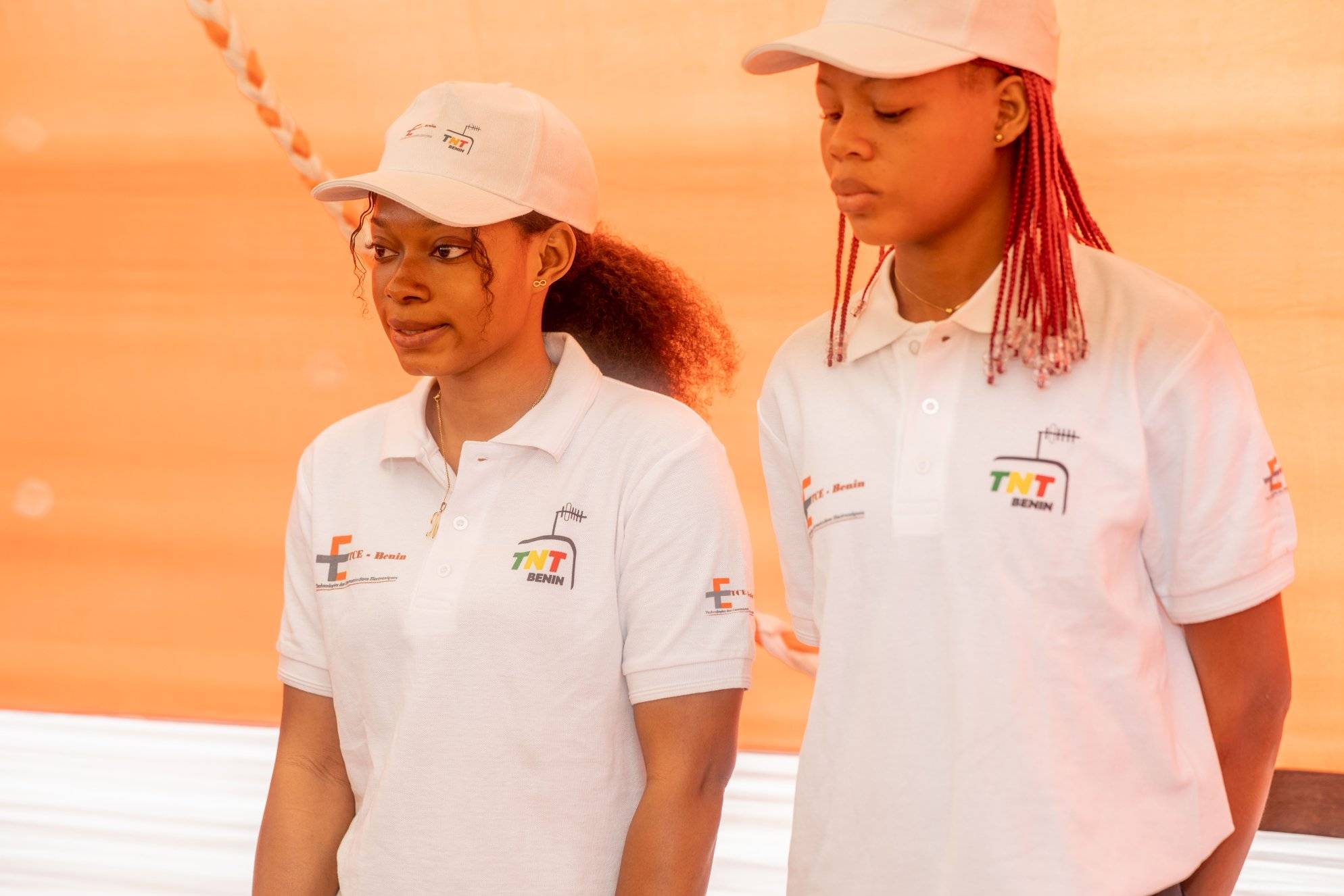 TNT BENIN vous propose des decodeurs et anttenne : tel 97254276