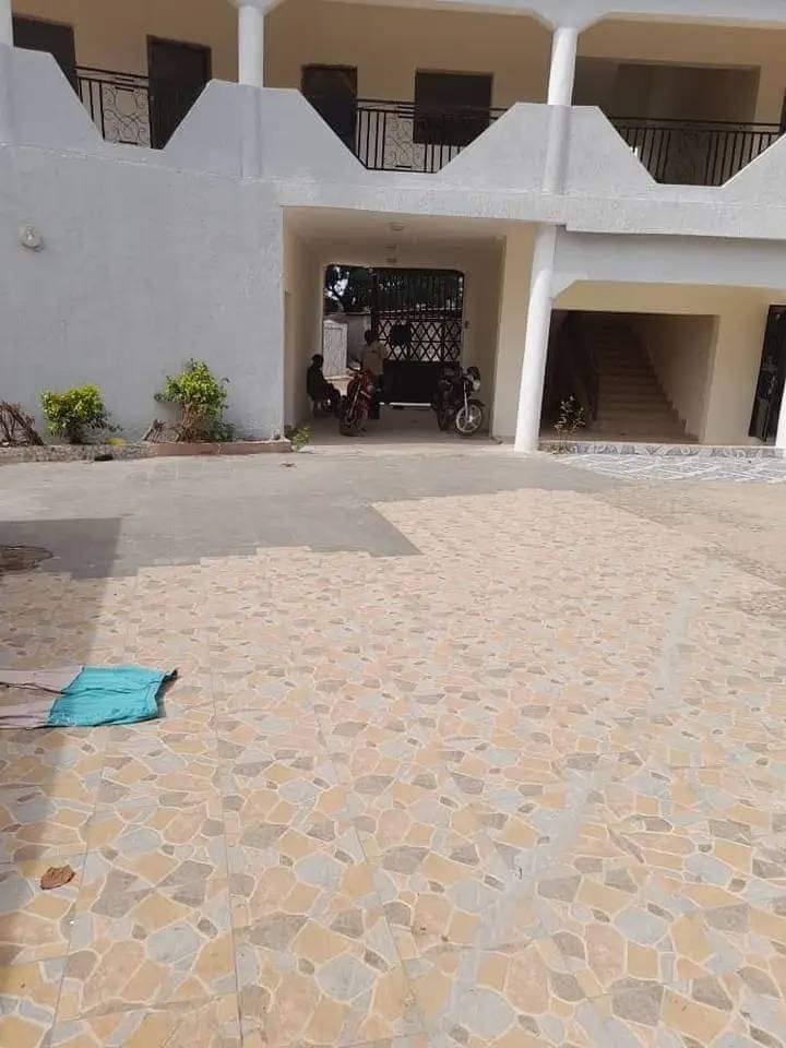 VENTE D'UN PRESTIGIEUX ÉTABLISSEMENT SCOLAIRE