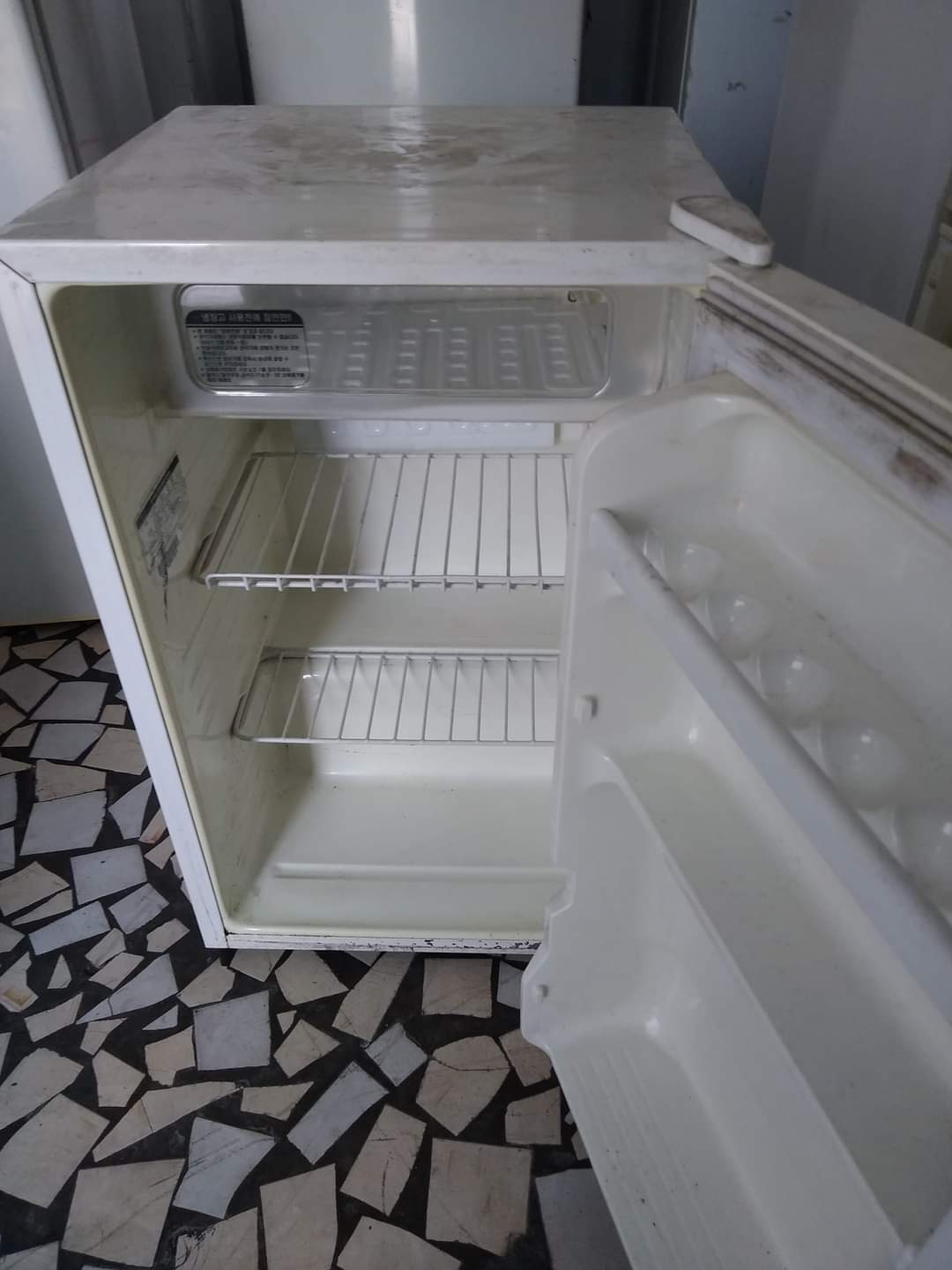 des frigos télévision et canapé a vendre