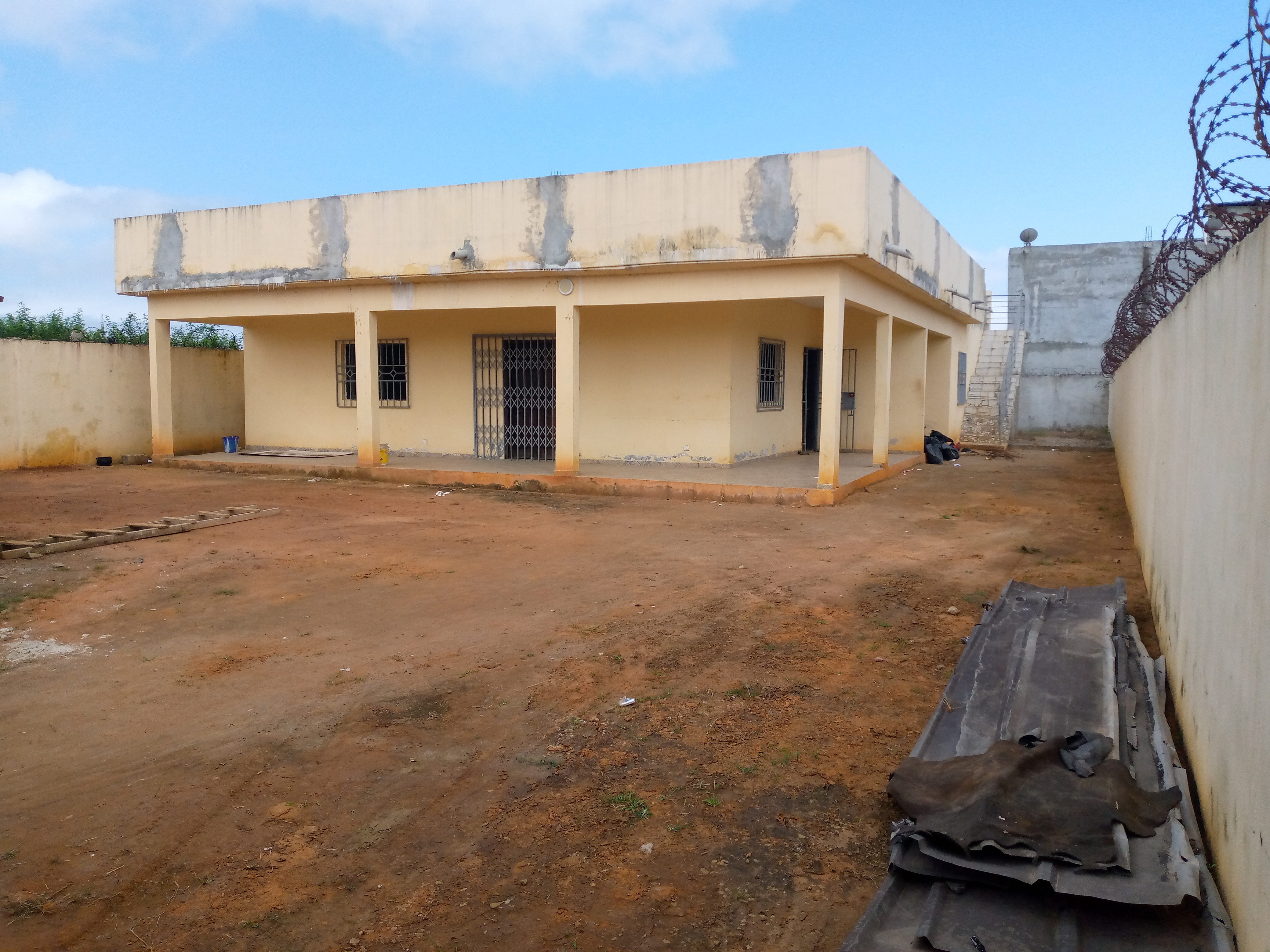 Grande Villa de 5pieces en bordure de voie Sur la Route de Bassam Moatr