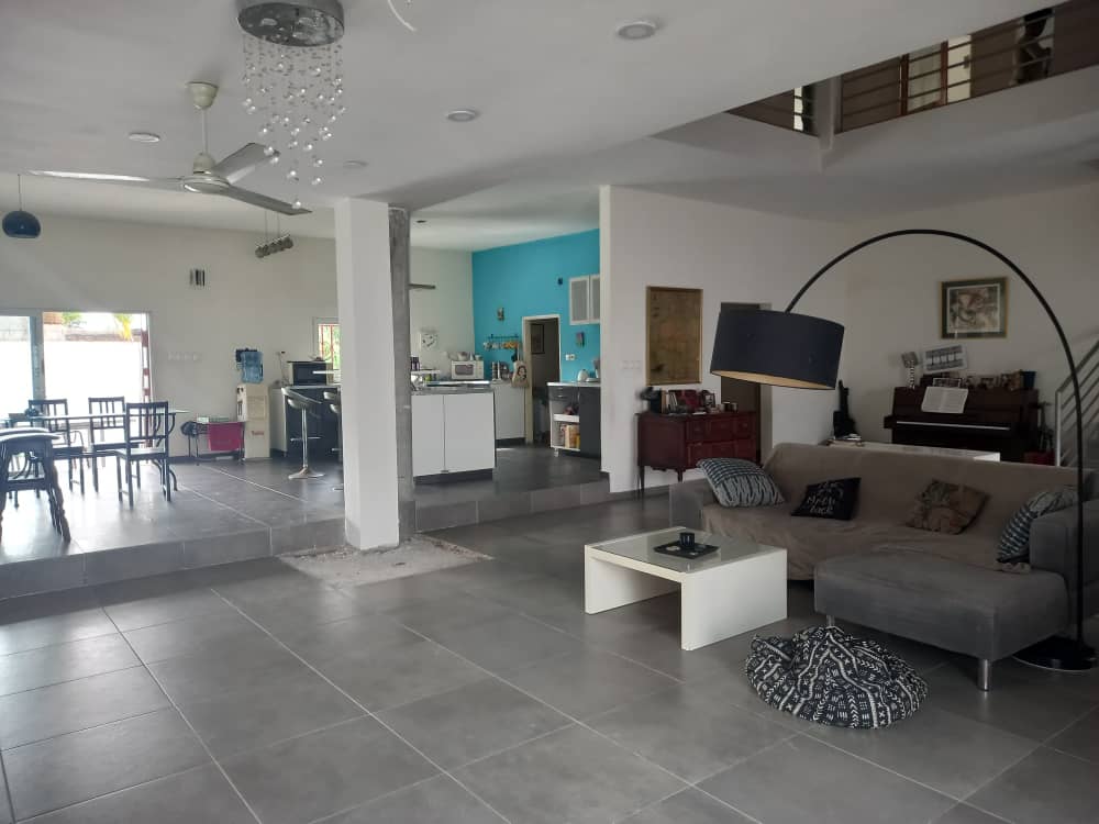 À LOUER UNE VILLA AVEC PISCINE À BAGUIDA