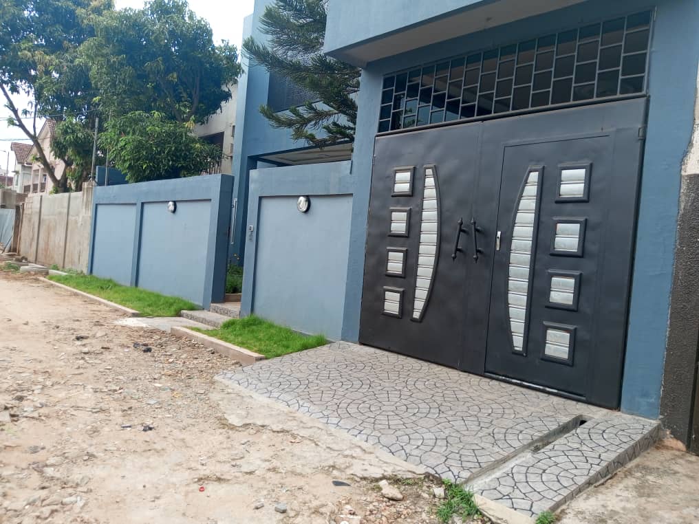 LOCATION VILLA R+1 POUVANT SERVIR DE BUREAU OU HABITATION DANS LA BELLE CITÉ ARCONVILLE