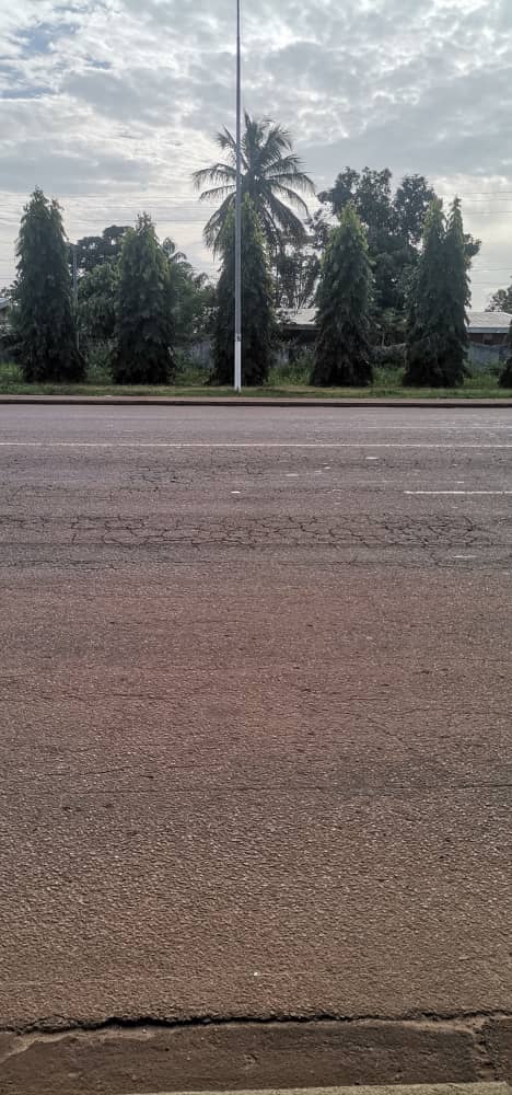 VENTE D'UN TERRAIN À YAMOUSSOUKRO EN BORDURE DE L'AUTOROUTE