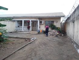 DEMI TERRAIN AVEC MAISON