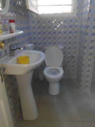 DEMI TERRAIN AVEC MAISON A MPAKA