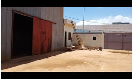 Location d'un local comprenant un hangar, des bureaux et espace libre.