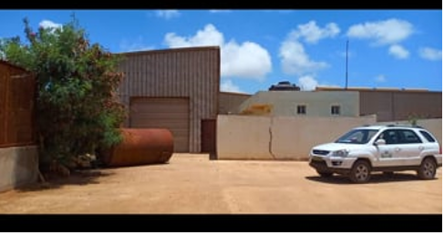 Location d'un local comprenant un hangar, des bureaux et espace libre.