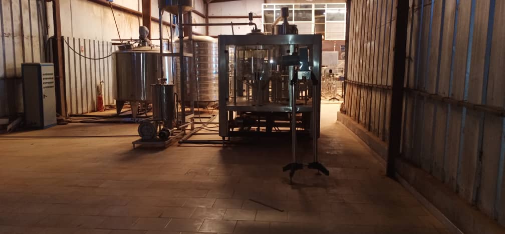 Location d'un local comprenant un hangar, des bureaux et espace libre.