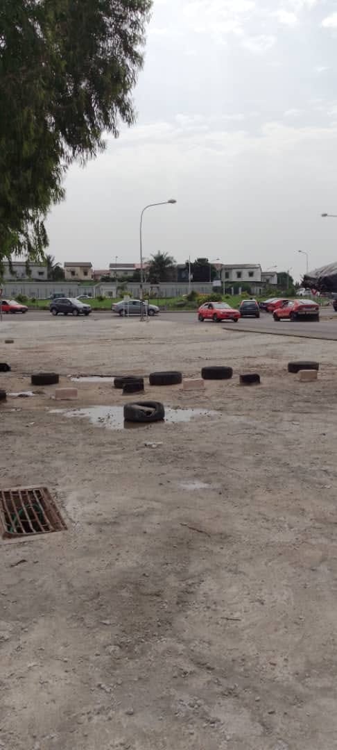 nous mettons en location un grand magasin en bordure de voie à la riviera bonoumin