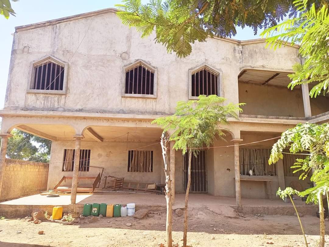 UN DUPLEX N ÉTAT D'ACHÈVEMENT CONSTRUIT SUR UNE PARCELLE DE 600 M² EN VENTE À LA CITÉ NIOKO 1 SAABA UN DUPLEX N ÉTAT D'ACHÈVEMENT CONSTRUIT SUR UNE PARCELLE DE 600 M² EN VENTE À LA CITÉ NIOKO 1 SAABA