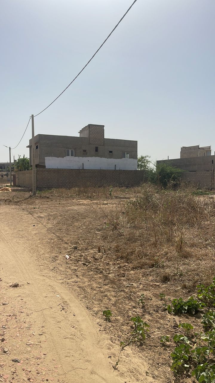 Terrain 300 mètres carrés à Yéne