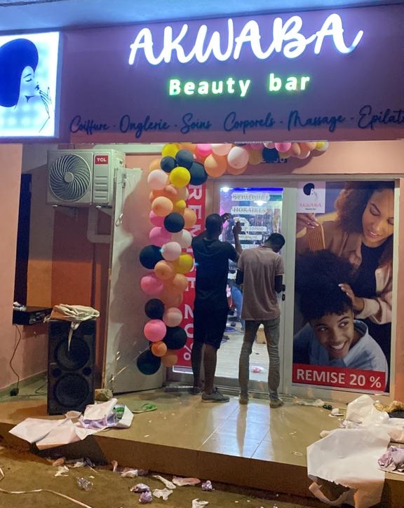 SALON DE BEAUTE (3 en 1) EN BORDURE DE VOIE PRINCIPALE A CEDER - RIVIERA M'BADON