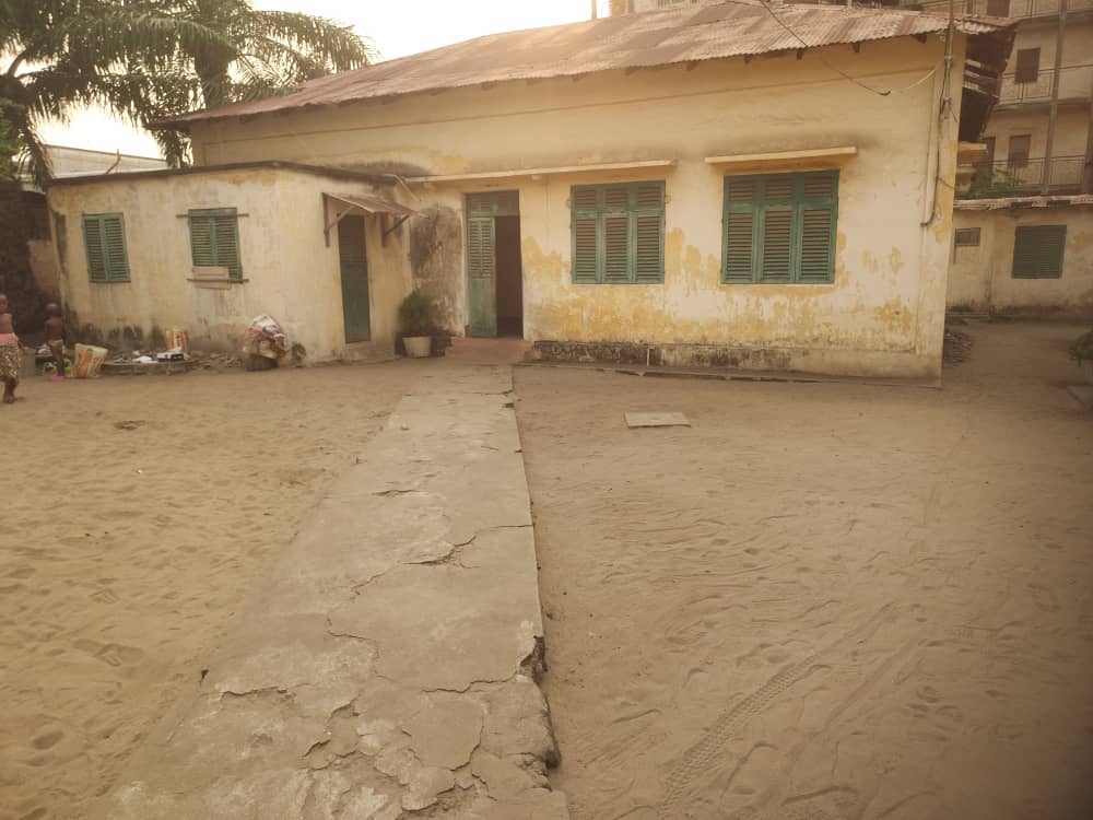 Terrain en plein cœur de la ville de Cotonou plus précisément au centre commercial de Cotonou Terrain en plein cœur de la ville de Cotonou plus précisément au centre commercial de Cotonou