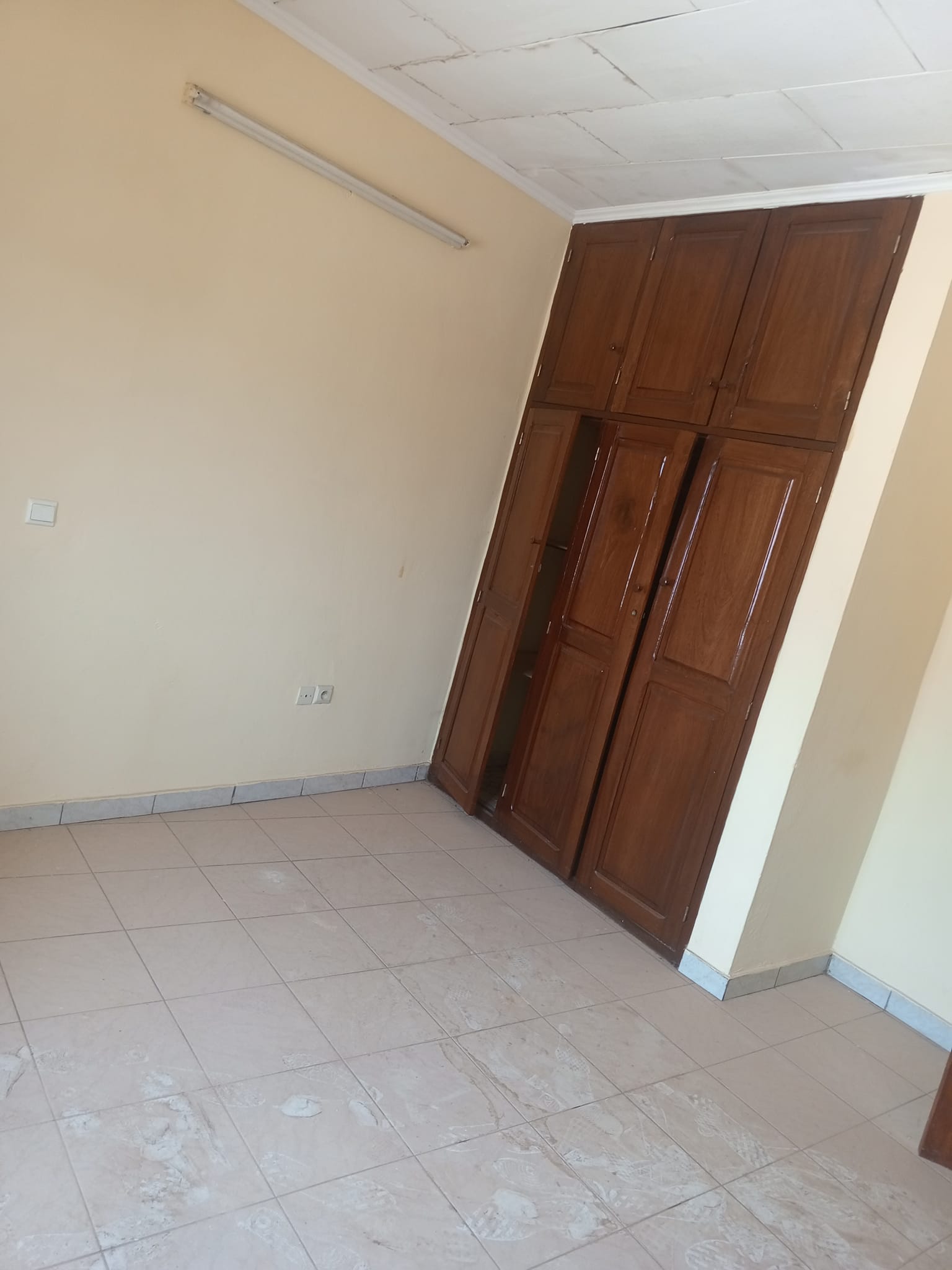 appartement bordure de goudron à Odza au berge bleue