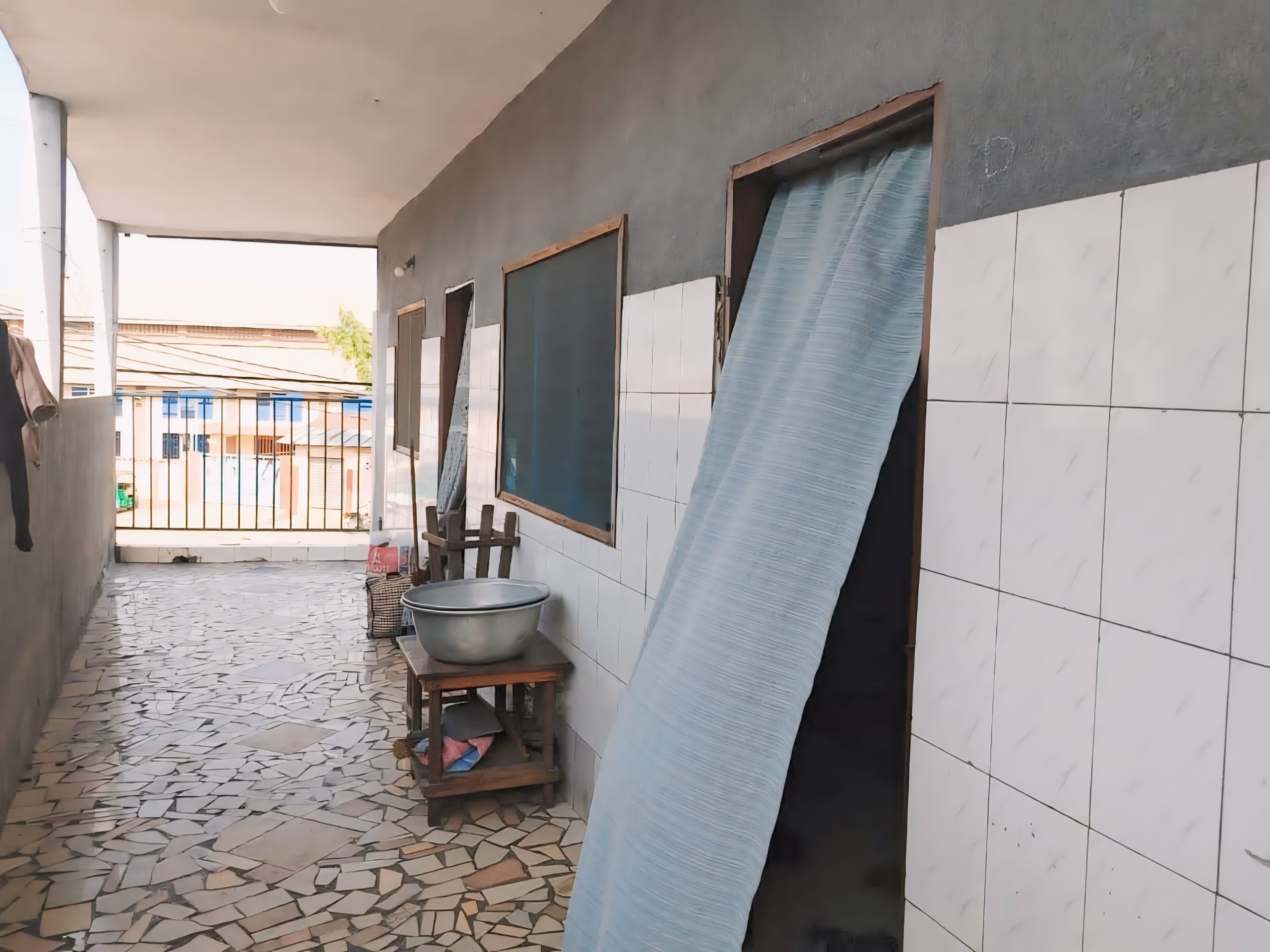 MAISON R+1 350 m2 Akpkakpa _Agbato(Rapporte 300.000f/mois)