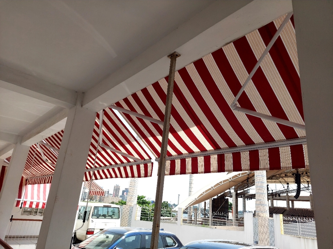 Auvent polycarbonate, Store banne