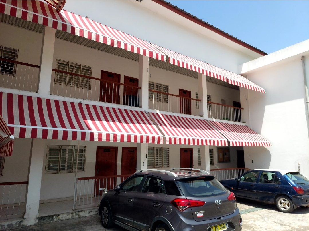 Auvent polycarbonate, Store banne