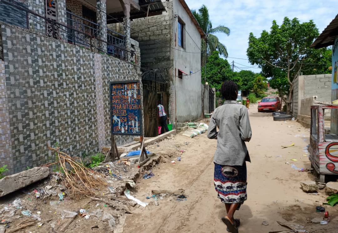 Vente d'une parcelle avec une maison des deux chambres salon cuisine + maison commerciale