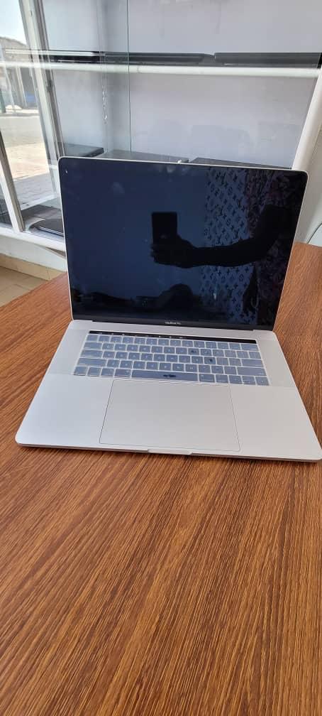**MACBOOK PRO 2019* *Avec tooch bar* Écran *15 pouces*