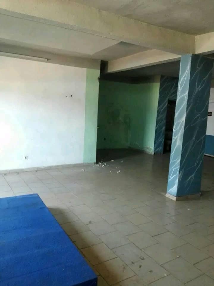 Grande Salle en bordure de route principaleà Odza B10