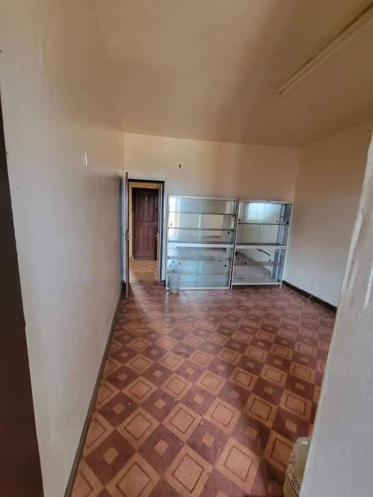 Bureaux en bordure de route, avec toilettes et balcon à louer à Essos