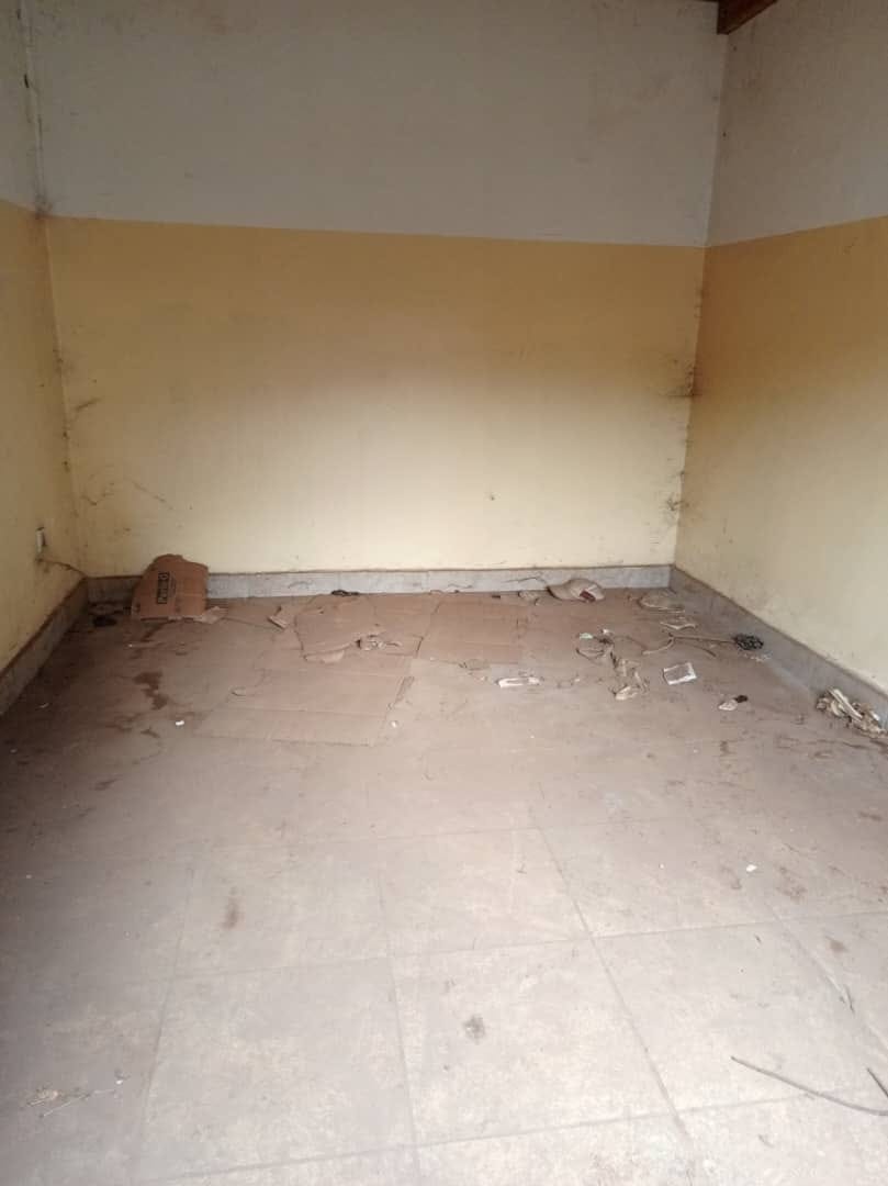 Local commercial à Ngousso en bordure de route