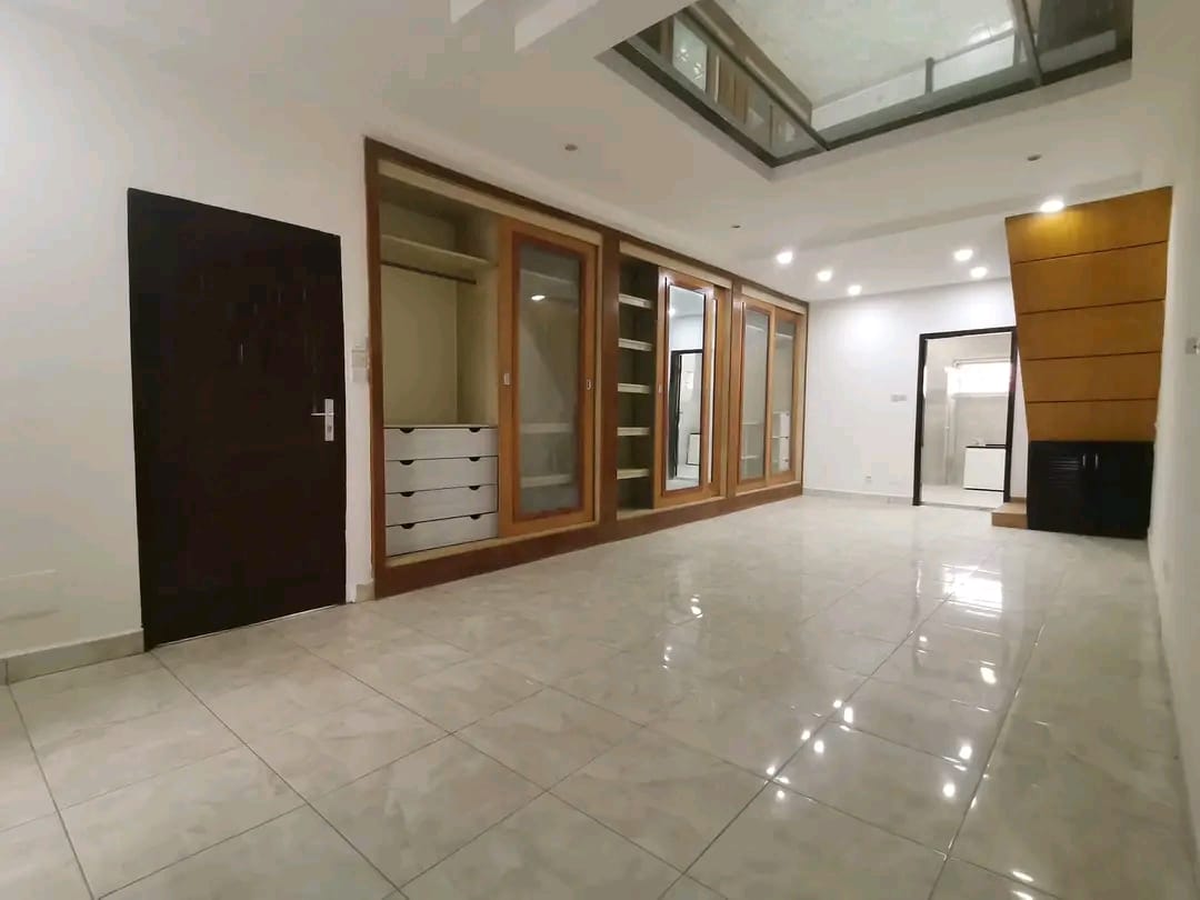 a louer un duplex 6 pièces avec parking interne/externe a la riviera faya