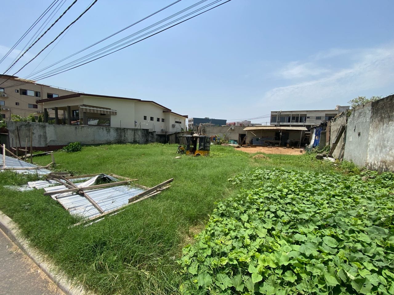 en vente 400m2 à la riviera4 mbadon