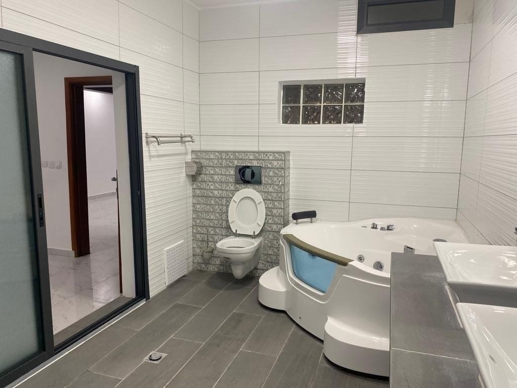 EN VENTE UNE SUPERBE VILLA TRIPLEX 11 PIÈCES AVEC PSICINE SUR 500 m2 À LA RIVIERA 4 MBADON .