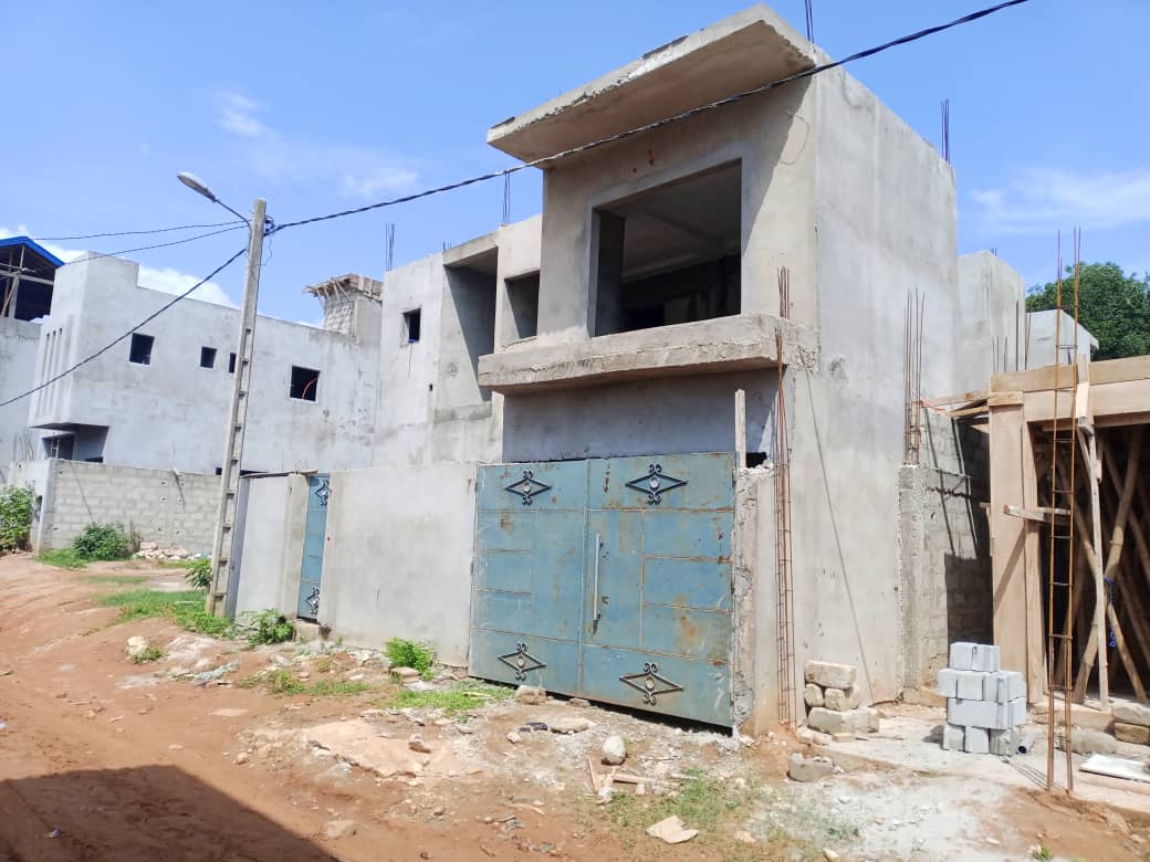 VILLA DUPLEX INACHEVEE 6 PIECES