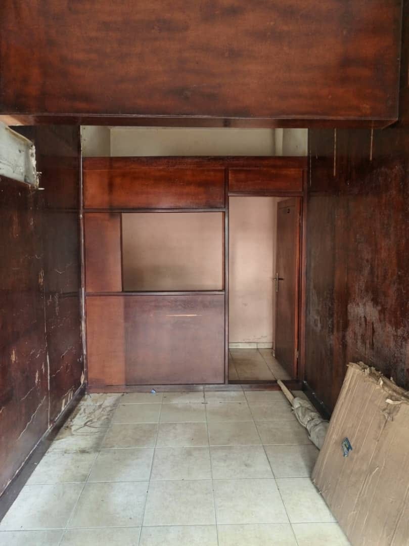 Boutique à EligEssono, bordure de route principale